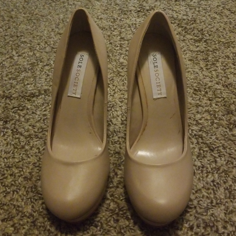 Nude round toe pumps
